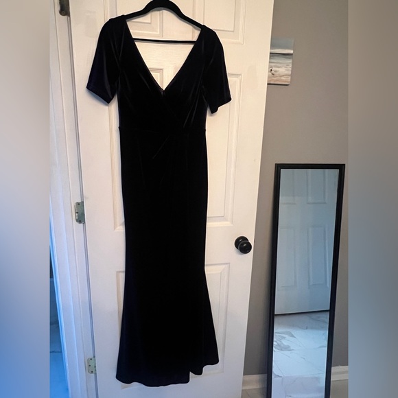 Beautiful Navy Blue Velvet Giselle Maxi Dresss - Picture 7 of 12